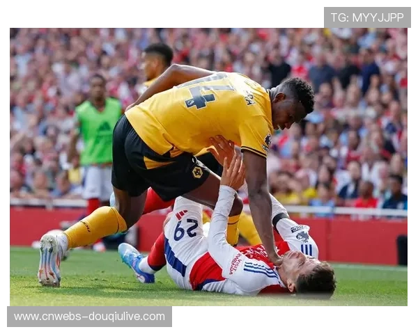 热苏斯推倒莫斯克拉引发冲突，两人恩怨再度升级