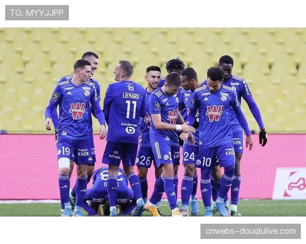 场边视角：斯特拉斯堡教练组频繁通过平板向队员展示实时转换数据