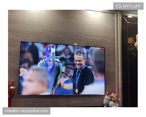 巴黎圣日耳曼乘专机抵达伦敦，姆巴佩对镜头竖拇指